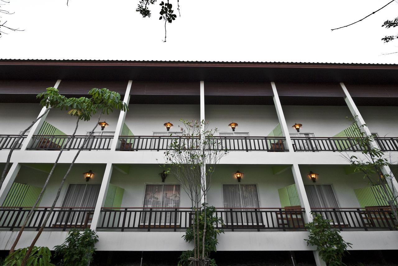Tree House Hotel Sisaket Exteriör bild