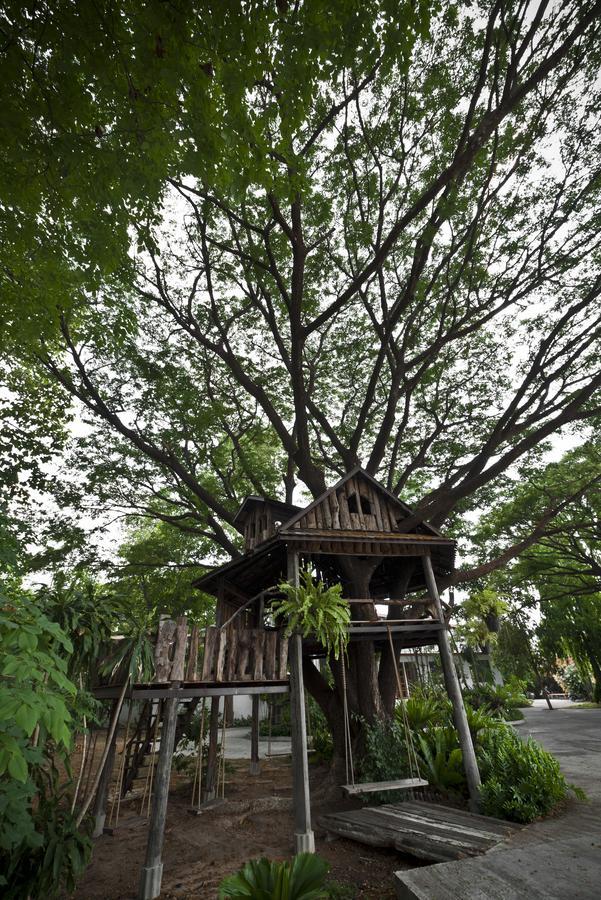 Tree House Hotel Sisaket Exteriör bild