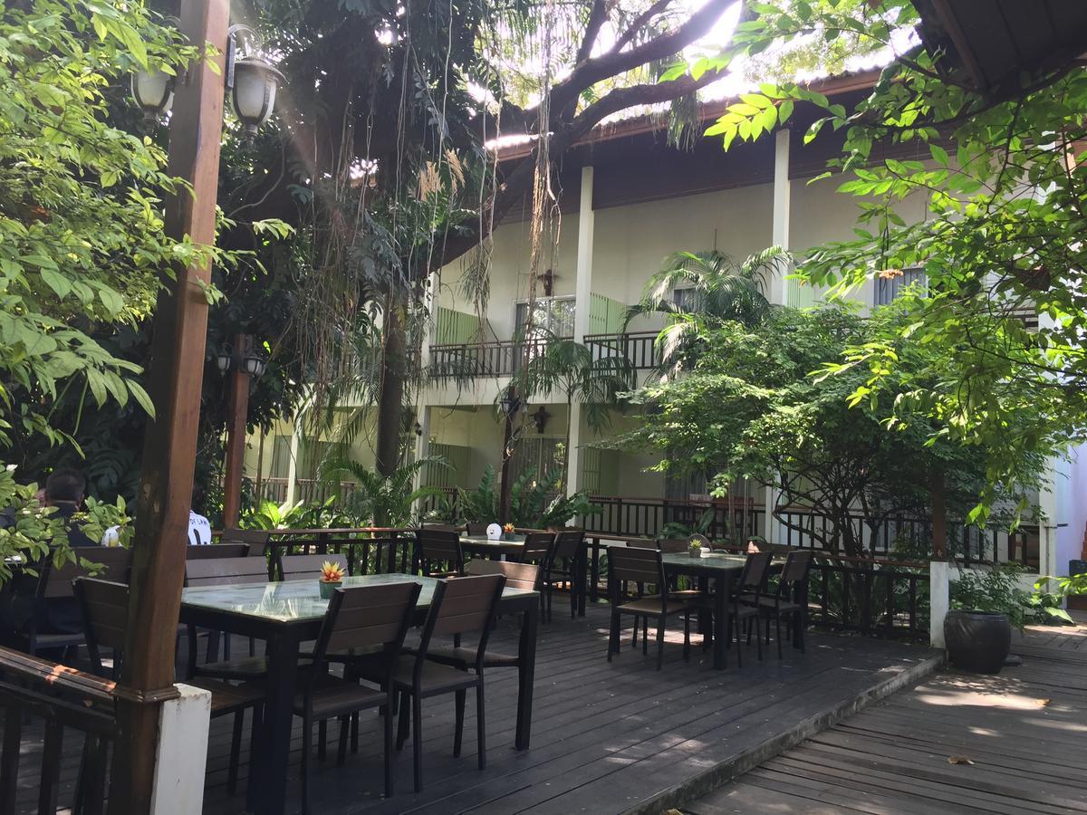 Tree House Hotel Sisaket Exteriör bild