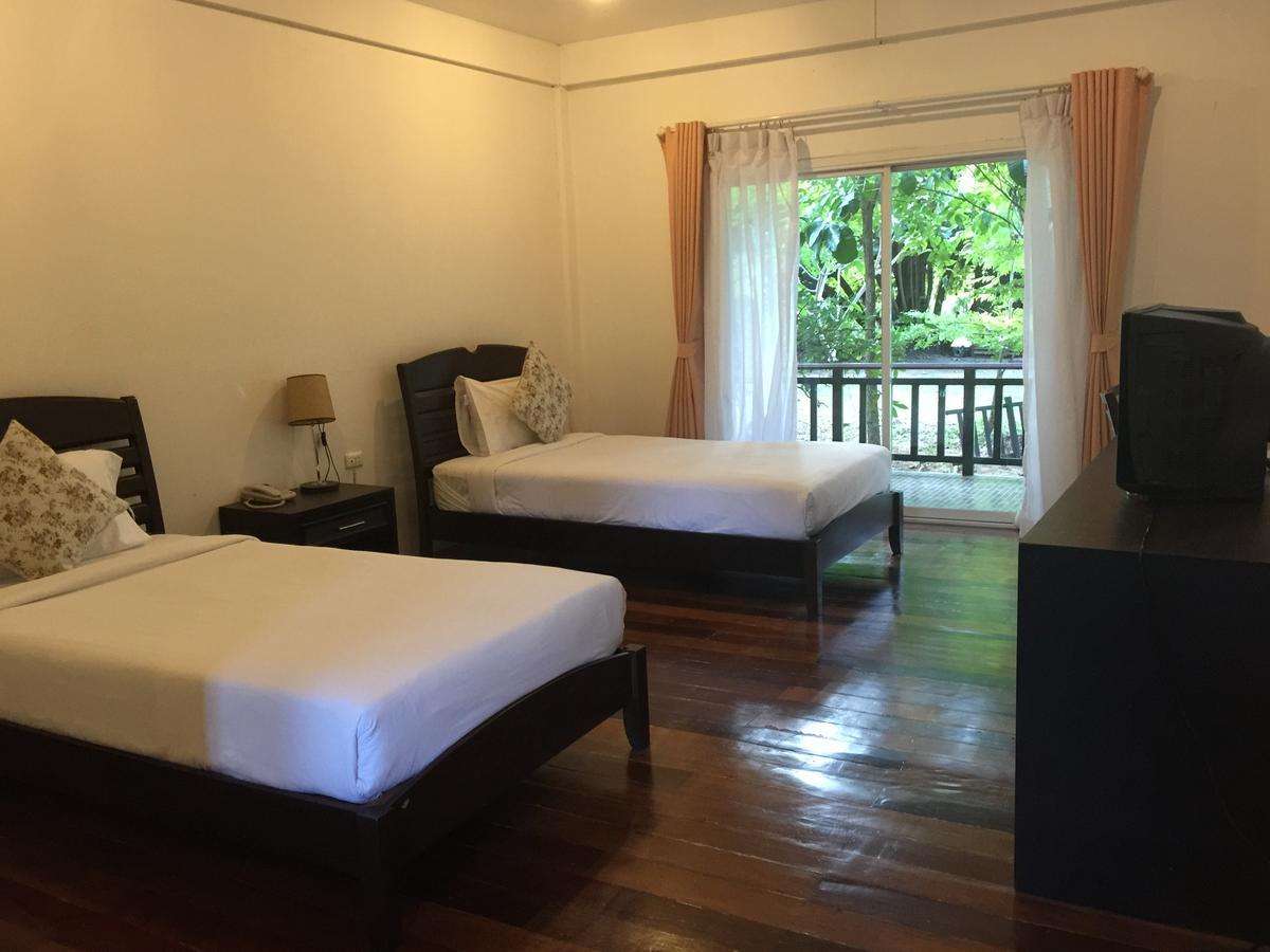 Tree House Hotel Sisaket Exteriör bild